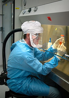 home, blau, monos, beix, guants, microbiòleg, científic, patòleg, laboratori, cercador, cuidadors, persona, prevenció de malalties, metge, medicina, món mèdic, centre d’investigació, aïllament de bacteris, microbis, virus, oxigen, habitació estèril, equip de protecció, màscara, lupes, brusa, tecnologia, salut, ciència, tractament de malalties, fons, ocupació, salut i medicina, una persona, màscara quirúrgica, protecció, higiene, persones reals, treball, cirurgià, guant quirúrgic, adult, experiència, a l'interior, roba de treball protectora, hospital, seguretat, roba, ocupació professional, habilitat, exfoliants, tapa quirúrgica, preparació, vestit de funcionament, uniforme, 2K