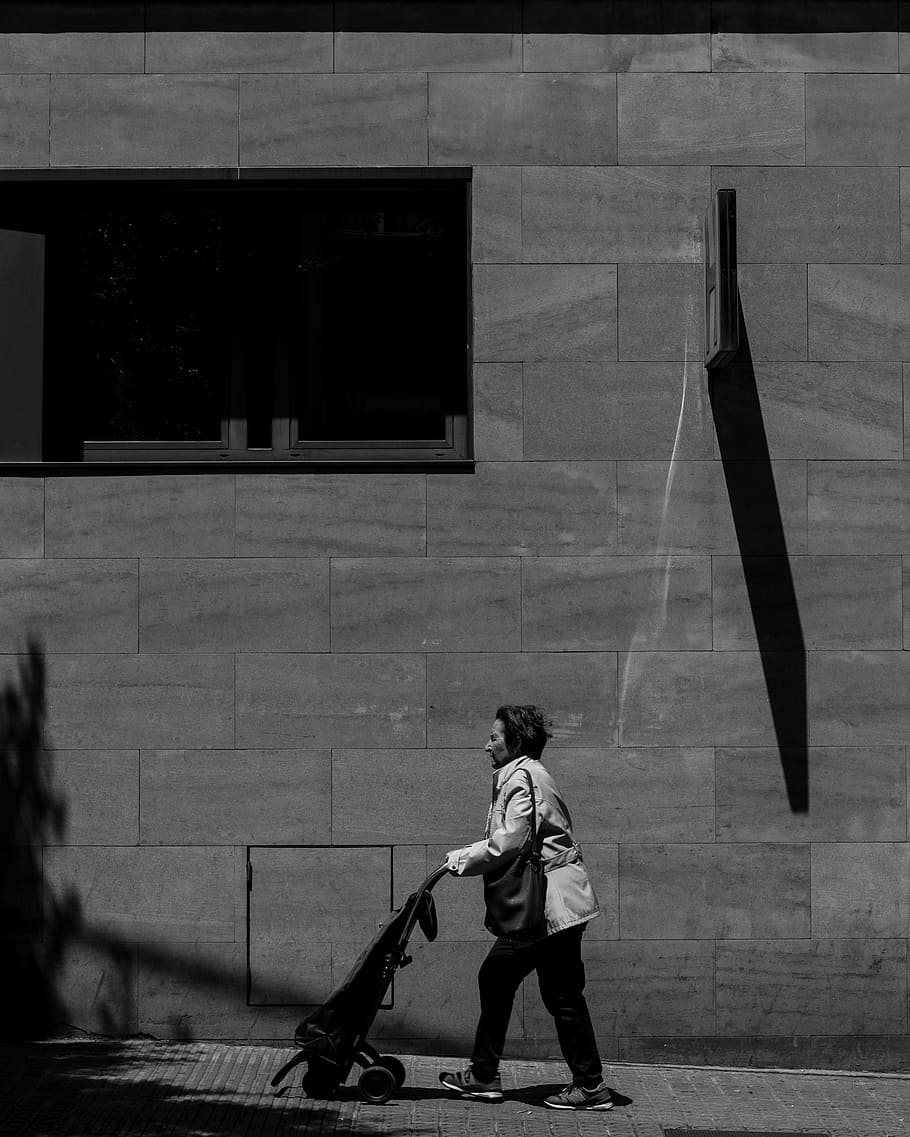 dona en escala de grisos, caminar, cotxet, dona, empenyent, escala de grisos, fotografia, paret, durant el dia, blanc i negre, Arts visuals, arts i entreteniment, gent, temps, conceptes i idees, una persona, de peu, infància, longitud completa, només nens, roba casual, persones reals, nen, homes, exterior de l'edifici, estils de vida, arquitectura, estructura construïda, mascles, dia, nois, activitat d'oci, dones, ciutat, a l'aire lliure, 4K
