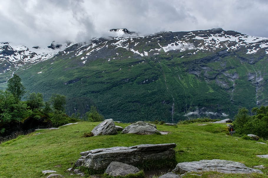 bjerge, udsigt, landskab, alpine, højland, natur, udendørs, spids, bjerglandskab, vegetation, bjergkæde, bakke, bjerg, scenics, skønhed i naturen, plante, kold temperatur, scenics - natur, sky - himmel, sne, miljø, rolig scene, grøn farve, ro, dag, himmel, ikke-urbane scene, solid, vinter, klippe, ingen mennesker, snedækket bjerg, 5K