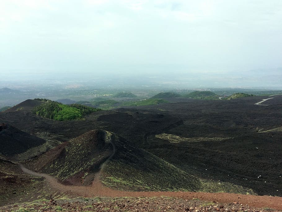aèria, foto, marró, turons, ennuvolat, cel, durant el dia, ampli, foto d'angle, muntanyes, turó, ruta, núvol, Camí, pista, paisatge, muntanya, naturalesa, terra, passar per alt, vista panoràmica, vista aèria, cresta de muntanya, recreació, brutícia, medi ambient, bellesa a la natura, escena tranquil·la, escenics - natura, tranquil·litat, escena no urbana, dia, núvol - cel, cap gent, arbre, remot, idíl·lic, planta, a l'aire lliure, boira, clima, 2K
