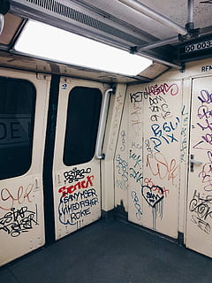 tog interiør, undergrundsbane, underjordisk, metro, tog, vogn, graffiti, ingen mennesker, arkitektur, dør, indgang, dag, bygget struktur, tekst, Kunst og håndværk, kreativitet, vindue, udendørs, murbygningsfunktion, offentlig transport, meddelelse, transportmidler, hængende, menneskelig repræsentation, besked, 4K, CC0, offentligt domæne, royaltyfrie