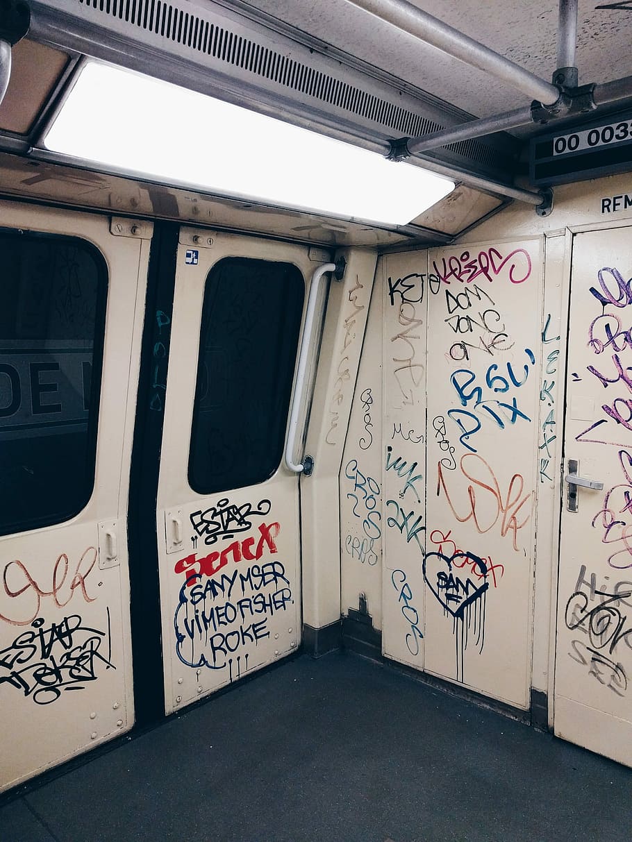 tog interiør, undergrundsbane, underjordisk, metro, tog, vogn, graffiti, ingen mennesker, arkitektur, dør, indgang, dag, bygget struktur, tekst, Kunst og håndværk, kreativitet, vindue, udendørs, murbygningsfunktion, offentlig transport, meddelelse, transportmidler, hængende, menneskelig repræsentation, besked, 4K