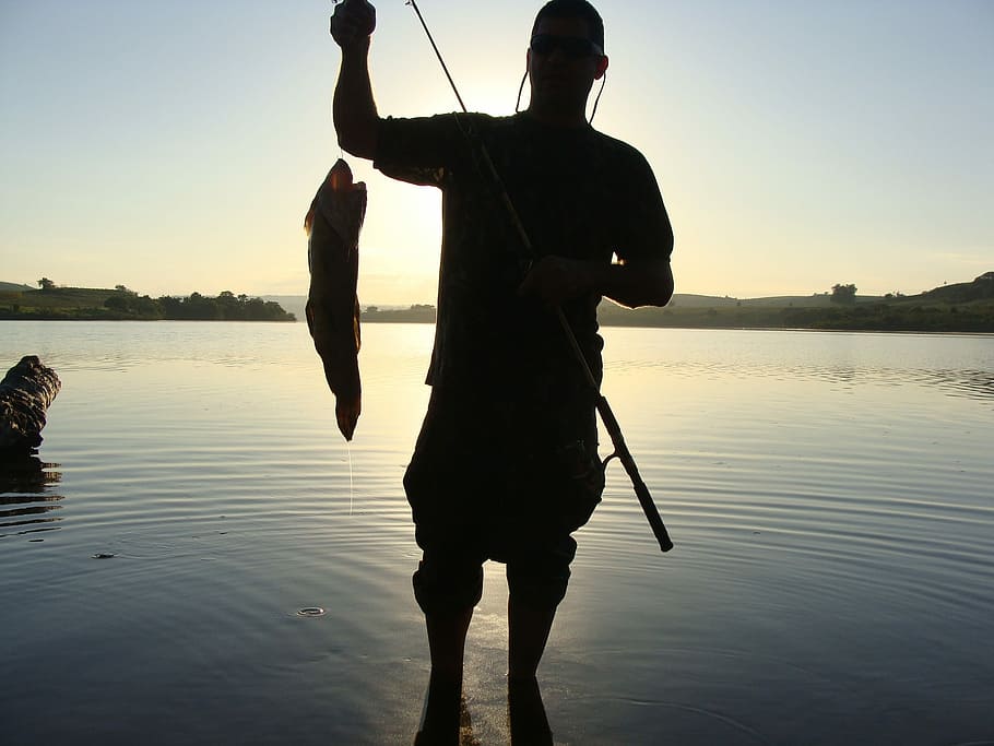 pescador, silueta, peix, llac, reflexió, adult, de peu, posta de sol, una persona, cel, aigua, persones reals, homes, naturalesa, celebració, tres quarts de longitud, pescar, bellesa a la natura, activitat d'oci, canya de pescar, vista del darrere, estils de vida, a l'aire lliure, 2K