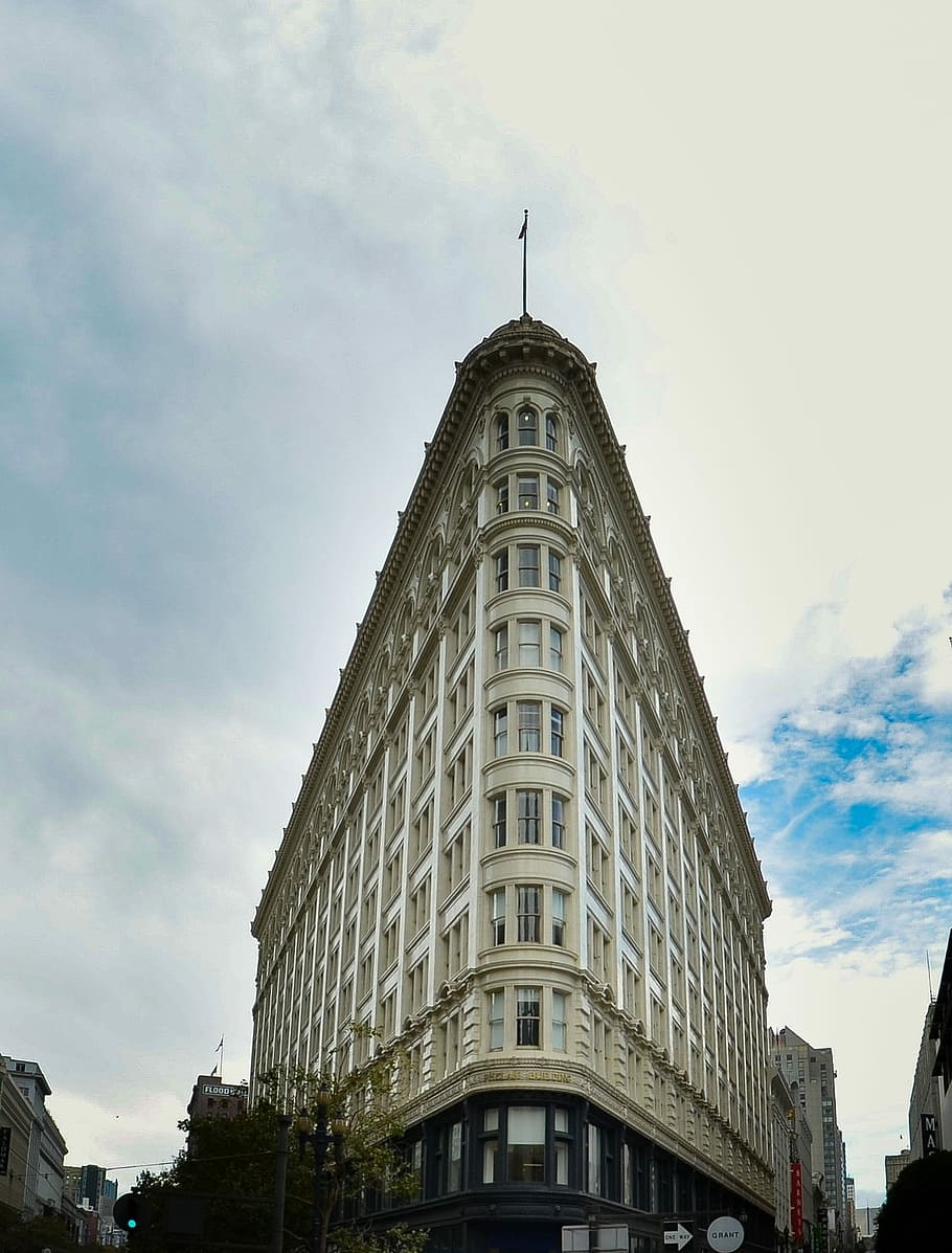 edifici, arquitectura, triangular, centre de la ciutat, estructura, ciutat, urbà, oficina, arquitectònic, disseny, núvols, història, exterior de l'edifici, núvol - cel, cel, torre, estructura construïda, vista d’angle baix, naturalesa, dia, cap gent, destinacions de viatge, alta - alta, finestra, a l'aire lliure, viatjar, turisme, el passat, fletxa, apartament, 1080P