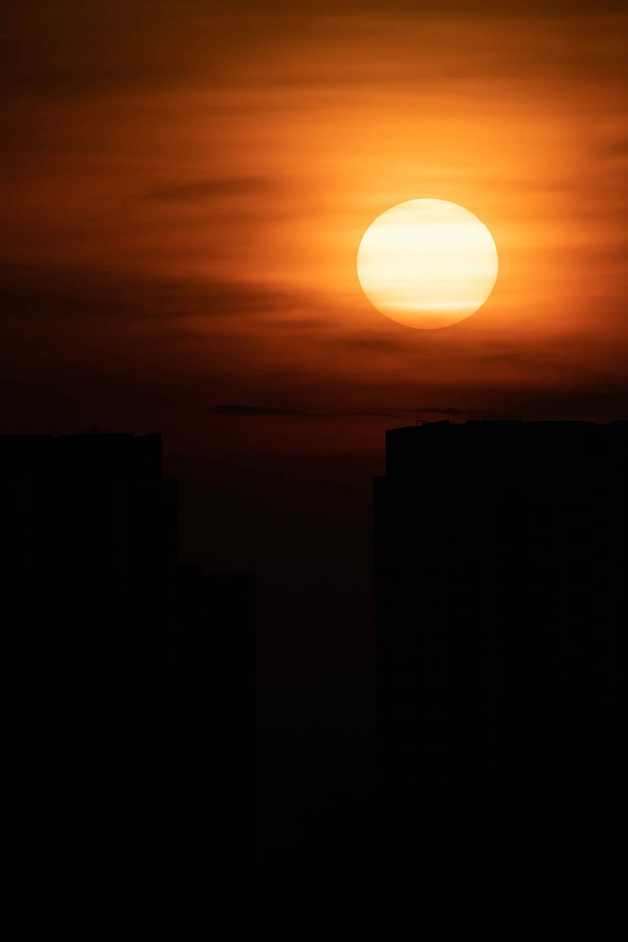 sole, d'oro, ora, tramonto, luce del sole, cielo arancione, verticale, Luna, Luna piena, lunatico, umore, natura, paesaggio, tramonto minimo, pendenza, contrasto, cielo, colore arancione, silhouette, bellezza nella natura, scenics - natura, nessuno, forma geometrica, architettura, struttura costruita, nuvola - cielo, la tranquillità, giallo, esterno dell'edificio, forma, buio, all'aperto, eclisse, 5K