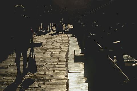 Weg, Pfad, gepflastert, Fliesen, Pflaster, Fußgänger, Gehen, Promenade, Bürgersteig, Sonne, Reflexion, Material, Stein, städtisch, Gehweg, echte Menschen, die Architektur, Stadt, Silhouette, Straße, Männer, Gruppe von Leuten, Tag, Lebensstile, Sonnenlicht, Natur, Menschen, Fußweg, gebaute Struktur, draußen, Transport, Richtung, 2K, CC0, gemeinfrei, lizenzfrei