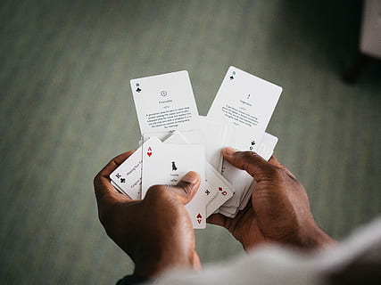 person, bedrift, spille, kort, arbejde, hånd, mand, es, en person, herrer, indendørs, fritidsspil, menneskelig hånd, menneskelig kropsdel, gambling, fritidsaktivitet, kunstkultur og underholdning, lempelse, voksen, held, bord, selektiv fokusering, poker - kortspil, menneskelig lem, 4K, CC0, offentligt domæne, royaltyfrie