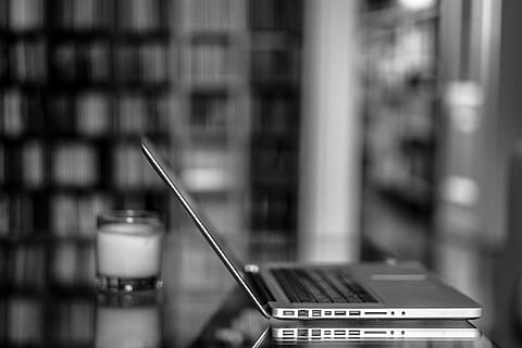 selektiv, Fokus Graustufenfotografie, geöffnet, Laptop, Apfel, MacBook, Computer, Browser, Forschung, Studie, Schule, Geschäft, Arbeit, Büro, Kommunikation, Technologie, kabellose Technologie, Verbindung, Nahansicht, Internet, keine Leute, Fokus auf den Vordergrund, Computernetzwerk, tragbares Informationsgerät, selektiver Fokus, drinnen, Portabilität, Smartphone, Bequemlichkeit, Daten, globale Kommunikation, 4K, CC0, gemeinfrei, lizenzfrei