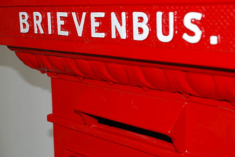 postbus, rood, bericht, brieven, sleuf, ptt, rood, post, ongevallen en rampen, urgentie, hulpdiensten, communicatie, nood teken, tekst, geen mensen, architectuur, dag, westers schrift, ingebouwde structuur, detailopname, buitenshuis, buitenkant van het gebouw, brief, correspondentie, levendige kleuren, stad, hoofdletter, mail, de begeleiding, een woord, 4K, CC0, publiek domein, royaltyvrij