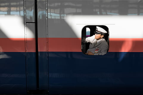 piloto, sentado, aberto, janela, homem, vestindo, cinzento, Jaqueta, dentro, branco, vermelho, azul, trem, motorista, controlador, sombra, luz solar, estação, Rosa, Shinkansen, cor, uniforme, trem-bala, modo de transporte, transporte, pessoas reais, uma pessoa, estilos de vida, adulto jovem, atividade de lazer, roupa casual, mulheres jovens, Transporte ferroviário, transporte público, adulto, veículo terrestre, ao ar livre, trem - veículo, arquitetura, reflexão, dia, 5K, CC0, domínio público, royalty free