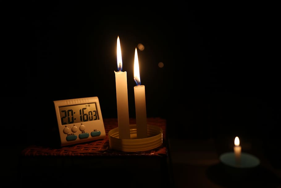 lume di candela, Timer, interruzione di corrente, fiamma, fuoco, ardente, candela, fuoco - fenomeno naturale, in casa, illuminato, buio, calore - temperatura, nessuno, girato in studio, sfondo nero, natura, avvicinamento, raggiante, stanza domestica, stanza buia, notte, attrezzatura per l'illuminazione, copia spazio, luminosità, 5K
