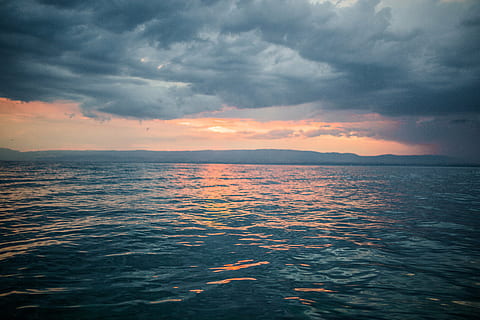 corpo, agua, branco, nuvens, dourado, hora, panorama, fotografia, por do sol, crepúsculo, céu, nublado, tempestade, cinzento, oceano, mar, horizonte, scenics, beleza na natureza, tranquilidade, natureza, cena tranquila, horizonte sobre a água, nuvem - céu, scenics - natureza, beira-mar, ninguém, cor laranja, idílico, cena não urbana, ao ar livre, vista do mar, sinistro, 5K, CC0, domínio público, royalty free