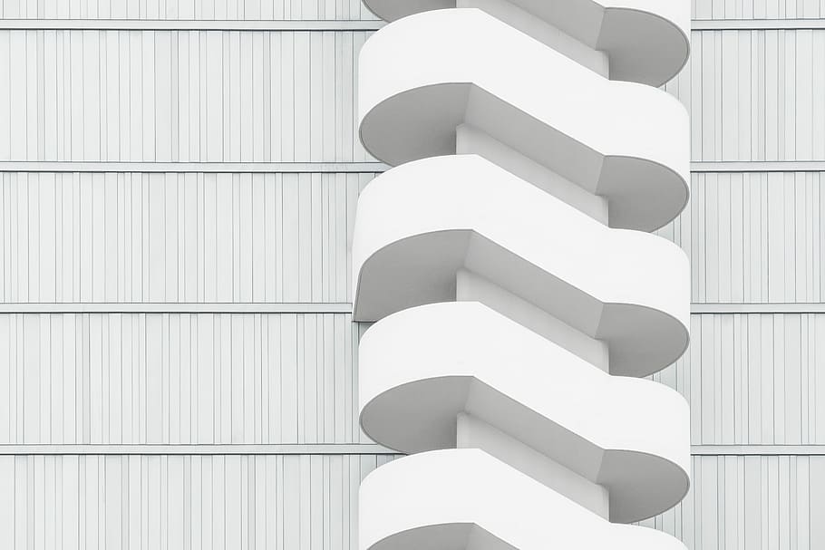 base de fusta blanca, escales, passos, edifici, arquitectura, blanc, paral·lel, escala, escala d’escala, espiral, gris, senzillesa, simple, minimalista, patró, cap gent, Color blanc, primer pla, a l'interior, estructura construïda, en fila, cultura i entreteniment artístic, funció de construcció de parets, forma, disseny, dia, relaxació, llum solar, signe, il·luminat, grup d'objectes, llum, 5K
