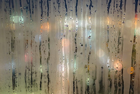 escarchado, vaso, agua, gotas, humedad, mojado, ventana, lloviendo, niebla, ciudad, lluvia, fotograma completo, nadie, material de vidrio, adentro, antecedentes, soltar, modelo, naturaleza, transparente, pared - característica de la construcción, de cerca, arquitectura, texturizado, estructura construida, 4K, CC0, dominio público, libre de derechos