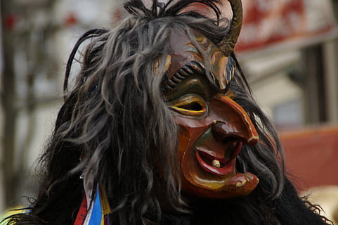 bruixes diables, retrat, diable, bruixes, espectadors, personatges femenins, ximple, haestraeger, figura, carnaval, els ximples salten, panell, haes, fasnet, moure, disfressa, alemà suau, mascarada, costums, strassenfasnet, tallada, màscara de fusta, tradició, personalitzat, màscara, tontos gremio, grup de confraries, desfilada de carnaval, larva, Alemanya, baden württemberg, cara, arreglat, ulm, tontos gremi ulm, centrar-se en primer pla, a l'aire lliure, tirada al cap, dia, una persona, gent, cabell llarg, cabell, primer pla, disfressar-se, pentinat, celebració, cultura i entreteniment artístic, màscara - disfressa, rendiment, boca oberta, bruixa, 5K, CC0, domini públic, lliure de regalies