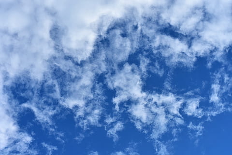 himmel, skyer, overskyet, blå, blå himmel, sky - himmel, cloudscape, natur, baggrunde, skønhed i naturen, scenics - natur, ingen mennesker, vind, miljø, humørlig himmel, atmosfære, dramatisk himmel, hvid farve, lys - naturligt fænomen, dag, udendørs, lyse, klima, ren, meteorologi, abstrakte baggrunde, 5K, CC0, offentligt domæne, royaltyfrie