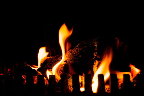 bål om natten, camp ild, ildsted, ild, flammer, varme, hed, varm, hyggelig, ovn, lejrbål, Brænde, blis, brænding, romantisk, Camping, bål, træ, brand - naturligt fænomen, flamme, varme - temperatur, natur, ingen mennesker, helvede, træ - materiale, tæt på, sort farve, sort baggrund, nat, gul, brændt, grill, mørk, rød, 5K, CC0, offentligt domæne, royaltyfrie