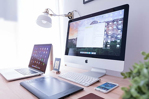 argento imac, macbook air, accanto, amazon, accendere, lettore di ebook, Marrone, di legno, scrivania, computer, tastiera, Mela, il computer portatile, mobile, Telefono, elettronica, moderno, tecnologia, attività commerciale, ufficio, scuola, lavoro, tavolo, paralume, schermo del computer, comunicazione, tecnologia wireless, mobilia, connessione, nessuno, in casa, computer fisso, attrezzatura informatica, giorno, finestra, Internet, lampada elettrica, 5K, CC0, dominio pubblico, privo di copyright