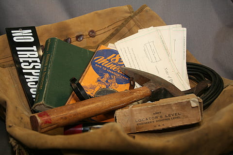 aventura, mapes, eines, exploració, viatge, descobriment, vacances, mapa del tresor, mapa vintage, viatjar, viatges d'aventura, vell, senderisme, mineria, equipament, actiu, trek, vintage, natura morta, a l'interior, vista d’angle alt, cap gent, taula, publicació, paper, llibre, primer pla, text, comunicació, art i artesania, material de fusta, llapis, grup d'objectes, guió occidental, instrument d’escriptura, creativitat, enfocament selectiu, educació, 2K, CC0, domini públic, lliure de regalies