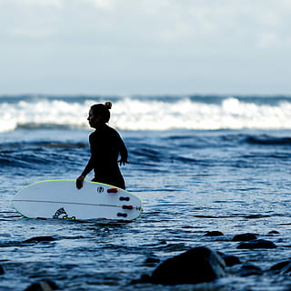 donna che porta tavola da surf, donna, tavola da surf, mare, fare surf, sport, onda, all'aperto, sport acquatico, acqua, uomini, una persona, ricerca ricreativa, persone, Surf, spiaggia, attività di svago, natura, vacanze, estate, adulto, maschi, solo un uomo, stili di vita, remo, orizzonte sull'acqua, persone reali, attrezzatura sportiva, sport estremi, vacanza, avventura, cielo, bellezza nella natura, lungomare, abilità, 2K, CC0, dominio pubblico, privo di copyright