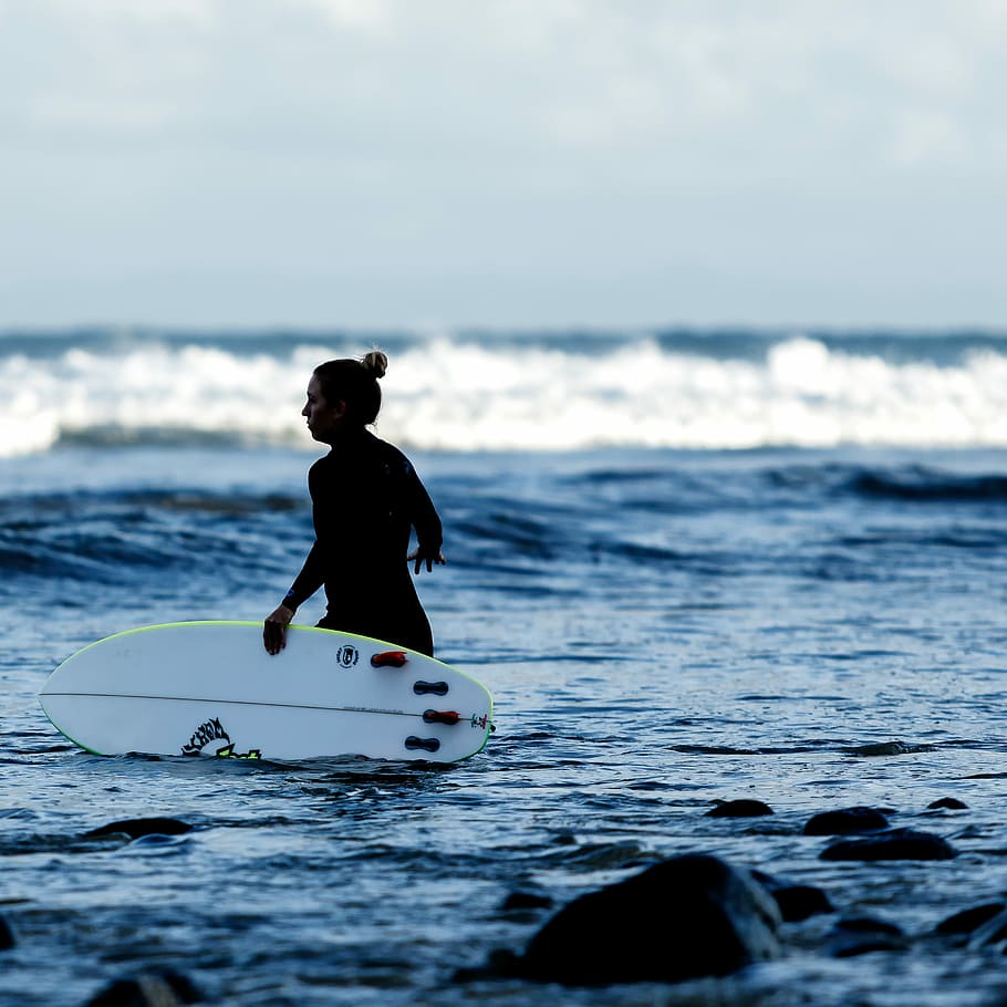donna che porta tavola da surf, donna, tavola da surf, mare, fare surf, sport, onda, all'aperto, sport acquatico, acqua, uomini, una persona, ricerca ricreativa, persone, Surf, spiaggia, attività di svago, natura, vacanze, estate, adulto, maschi, solo un uomo, stili di vita, remo, orizzonte sull'acqua, persone reali, attrezzatura sportiva, sport estremi, vacanza, avventura, cielo, bellezza nella natura, lungomare, abilità, 2K