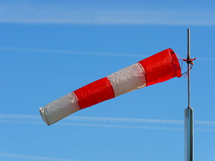 vind sok, vindretning, vindmåler, vind, lufthavn, himmel, rød, blå, flag, pol, ingen mennesker, tæt på, stribet, dag, meddelelse, natur, hvid farve, udendørs, kopiere plads, skilt, forbudt, advarselsskilt, skyfri himmel, metal, miljø, besked, 4K, CC0, offentligt domæne, royaltyfrie