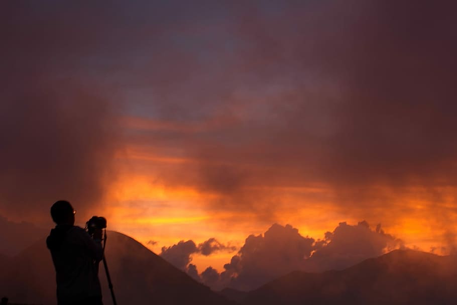 mand mount, silhuet, person, bedrift, kamera, himmel, orange, Sky, mand, skønhed i naturen, bjerg, scenics - natur, solnedgang, stående, natur, orange farve, sky - himmel, en person, aktivitet, rolig scene, fritidsaktivitet, bagfra, herrer, ikke-urbane scene, udendørs, fotografering temaer, fotograf, kigger på visning, 2K