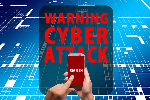 avertissement cyber attaque, cyber, attaque, cryptage, téléphone intelligent, téléphone portable, doigt, toucher, nul, un, binaire, cyber-attaque, encoder, virus, les virus, Les données, Logiciel, malware, médias, pirate, pirater, dommage, la programmation, Sécurité, protection, antivirus, troyen, les fenêtres, la criminalité, criminel, cyberespace, l'Internet, ordinateur, crime de données, trafic, casier criminel, contrôle, la fenêtre, main, loupe, chercher, surveillance, espionner, espionnage, système opérateur, transfert de données, la communication, texte, Technologie sans fil, La technologie, main humaine, partie du corps humain, lien, dispositif d'information portable, signe, affaires, rouge, une personne, nombre, la finance, réseau informatique, écriture occidentale, commercialisation, communications globales, 5K, CC0, domaine public, libre de droits