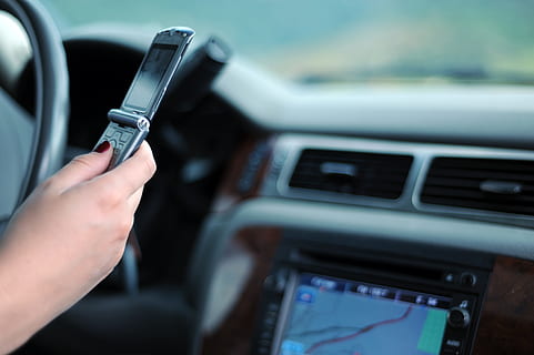 persona, detenzione, nero, Flip, Telefono, seduta, dentro, veicolo, guida, cellulare, digitando, sms, messaggio testuale, bene, proibito, modo di trasporto, auto, mezzi di trasporto, veicolo a motore, mano umana, mano, adulto, una persona, tecnologia, parte del corpo umano, comunicazione, viaggio, interno auto, interno del veicolo, uomini, in casa, 4K, CC0, dominio pubblico, privo di copyright