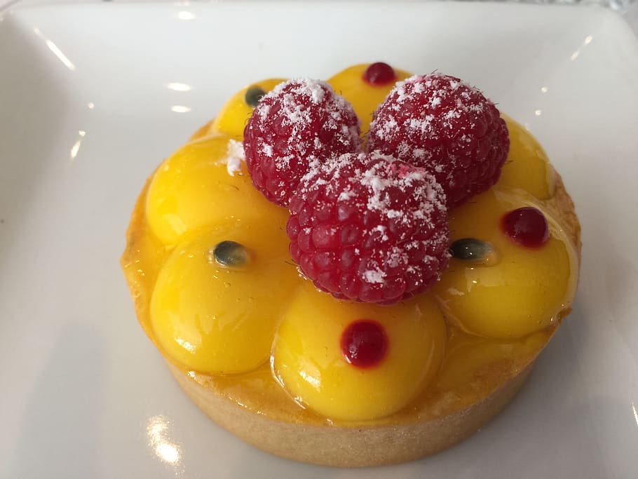 Pasticcino, forno, torta, pane, bar, dolce, infornare, frutta, lampone, gustoso, buongustaio, cottura al forno, bacca, decorazione, cibo, delizioso, spuntino, crema, biscotto, cibo e bevande, cibo dolce, in casa, freschezza, giallo, avvicinamento, pronto a mangiare, natura morta, indulgenza, papera di gomma, nessuno, vista dall'alto, tentazione, frutti di bosco, piatto, mangiare sano, ribes rosso, 2K