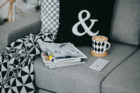 descansando, revistas, vaso, café, taza de cafe, interior, relajante, leyendo, hora, sofá, tarde, arte del cafe, nadie, adentro, mesa, día, comunicación, comida y bebida, naturaleza muerta, vista de alto ángulo, texto, centrarse en primer plano, Arte y artesanía, beber, creatividad, tecnología, mueble, publicación, refresco, de cerca, problemas sociales, tecnología inalámbrica, 2K, CC0, dominio público, libre de derechos