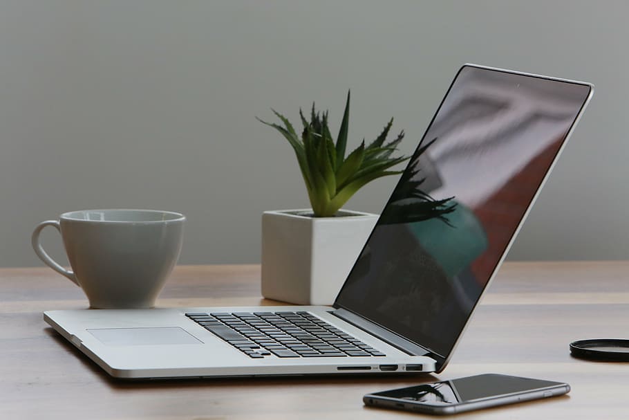 obert, MacBook de plata, pro, al costat, tassa, portàtil, ordinador, verd, full, testat, planta, MacBook, tecnologia, iphone, mòbil, escriptori, oficina, negocis, tecnologia sense fils, Internet, teclat d’ordinador, a l'interior, tir de l'estudi, usant portàtil, taula, comunicació, connexió, menjar i beguda, cap gent, beure, mobles, planta en test, bolígraf, refresc, teclat, 4K