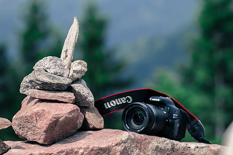 riposo, rocce, all'aperto, ambientazione, fotocamera dslr, tecnologia, telecamera, natura, attrezzatura, storia, giorno, nessuno, avvicinamento, temi fotografici, solido, roccia, concentrarsi sulle conoscenze acquisite, roccia - oggetto, comunicazione, testo, pila, pietra - oggetto, sceneggiatura occidentale, montagna, luce del sole, bellezza nella natura, la tranquillità, albero, 4K, CC0, dominio pubblico, privo di copyright