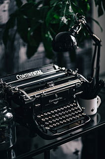 máquina de escribir negra vintage, vendimia, máquina de escribir, teclado, antiguo, retro, escritor, cirílico, anticuado, estilo retro, escritura, mecanografía, correspondencia, periodista, autor, nostalgia, nadie, obsoleto, de color negro, maquinaria, de cerca, centrarse en primer plano, adentro, tecnología, naturaleza muerta, comunicación, día, vista de alto ángulo, término análogo, el pasado, historia, equipo, 4K, CC0, dominio público, libre de derechos