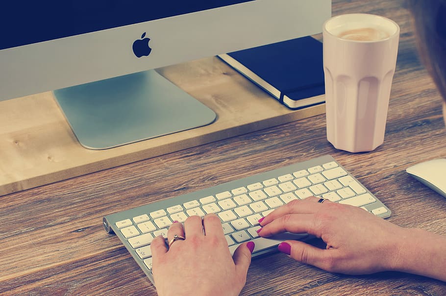 persona, celebració, teclat màgic de poma, escriure la persona, sense fils, teclat, poma, mac, escriure, escriptori, espai de treball, treballar, dona en el treball, al matí, treball, imac, programador, programació, oficina, taula, mà humana, mà, tecnologia, part del cos humà, adult, connexió, ordinador, dues persones, comunicació, gent, beure, tecnologia sense fils, material de fusta, vista d’angle alt, dones, persones reals, equips informàtics, a l'interior, vidre, dit, 4K