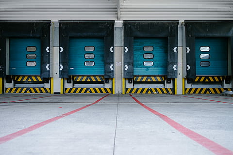 detailopname, foto, parkeerplaats, vier, blauw, magazijndeuren, laadperron, Luik, deur-, garage, lijn, architectuur, geen mensen, vervoer, communicatie, ingebouwde structuur, dag, geel, buitenkant van het gebouw, teken, buitenshuis, symbool, aantal, gebouw, veiligheid, vrachtvervoer, wijze van transport, tekst, magazijn, industrie, weg, 4K, CC0, publiek domein, royaltyvrij