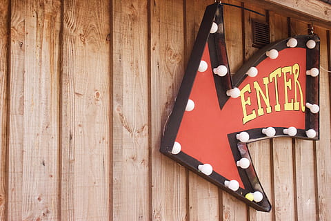 tulla sisään, arrow merkki seinään art, punainen, ruskea, nuolimerkki marquee, musta, opasteet, puu - materiaali, merkki, lankku, asetelma, pöytä, ei ihmisiä, suoraan edellä, työväline, korkea kulma, sisällä, veitsi, laitteet, keittiöveitsi, lähikuva, luovuus, käsityökalu, työkalu, ruokailuväline, valinta, taide ja käsityö, suuri joukko esineitä, pöytäveitsi, 5K, CC0, public domain, rojaltivapaa