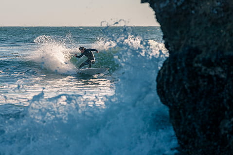 valokuvaus, surffausta mies, henkilö surfing, aallot, Aalto, karkea, auringonvalo, varjo, lainelautailu, vesi, meri, vesiurheilu, Urheilu, vapaa-ajan toiminta, liike, Extreme-urheilu, elämäntavat, ihmiset, miehet, luonto, seikkailu, päivä, oikeita ihmisiä, roiskeita, ranta, taito, ulkona, horisontti veden yli, voimaa luonnossa, 1080P, CC0, public domain, rojaltivapaa