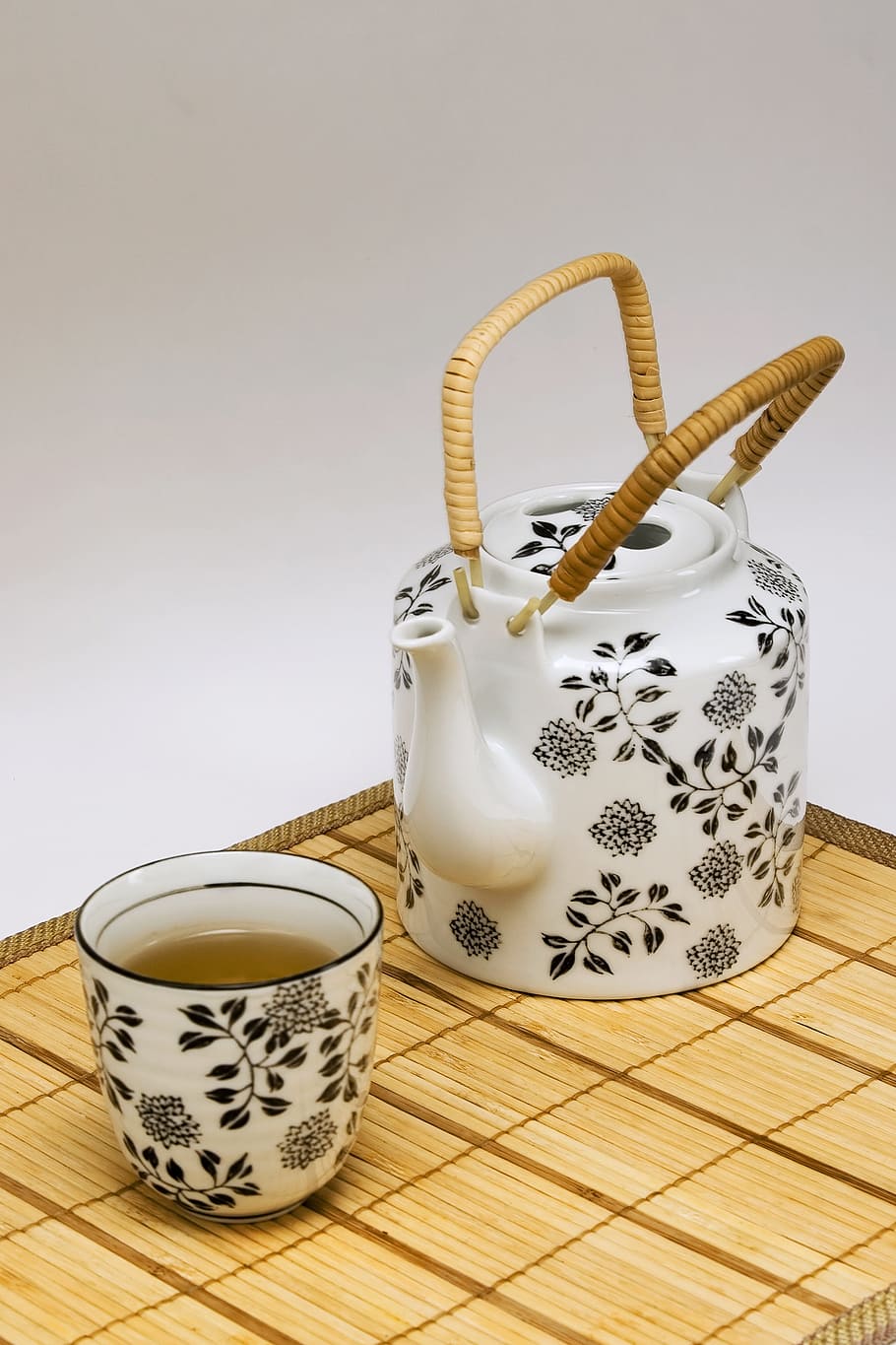blanc, floral, ceràmica, olla, al costat, tassa, te, fabricant, Xina, tradicional, beure, a l'est, verd, calenta, asiàtic, cerimònia, begudes, asia, cultura, tasses, estil de vida, porcellana, saludable, te verd, ritual, bambú, tovalló, estora, a l'interior, natura morta, tetera, contenidor, tir de l'estudi, cap gent, patró, menjar i beguda, refresc, primer pla, fons blanc, text, benestar, tassa de te, alimentació saludable, 2K