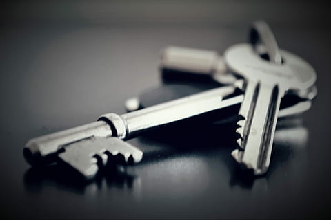 Edelstahlschlüssel, keine Person, Schlüssel, industriell, Nahansicht, drinnen, Metall, keine Leute, Studioaufnahme, selektiver Fokus, Stillleben, Ausrüstung, mittlere Gruppe von Objekten, Sicherheit, Gruppe von Objekten, Tabelle, Warnschild, Waffe, grauer Hintergrund, Zeichen, in einer Reihe, silberfarben, stehlen, Aggression, 4K, CC0, gemeinfrei, lizenzfrei
