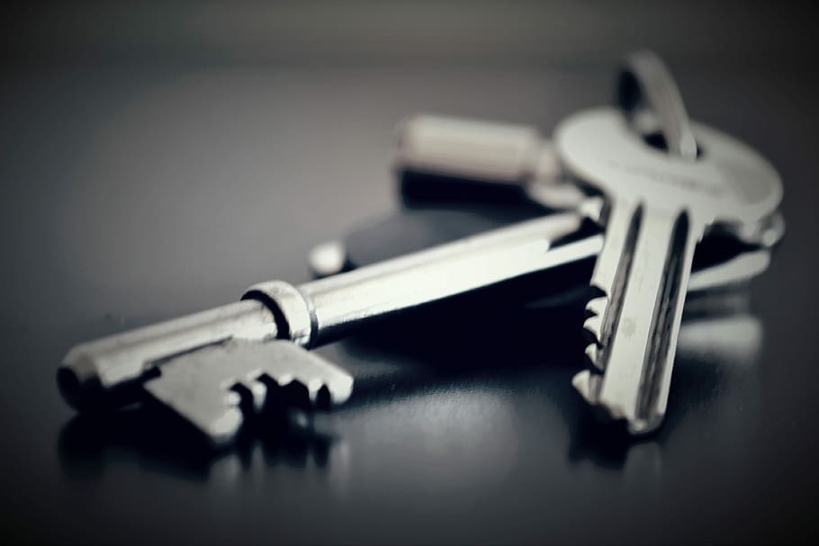 Edelstahlschlüssel, keine Person, Schlüssel, industriell, Nahansicht, drinnen, Metall, keine Leute, Studioaufnahme, selektiver Fokus, Stillleben, Ausrüstung, mittlere Gruppe von Objekten, Sicherheit, Gruppe von Objekten, Tabelle, Warnschild, Waffe, grauer Hintergrund, Zeichen, in einer Reihe, silberfarben, stehlen, Aggression, 4K