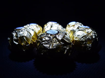 rocher, Schokolade, Süßigkeiten, Studioaufnahme, Reichtum, Nahansicht, drinnen, Schmuck, schwarzer Hintergrund, keine Leute, Diamant - Edelstein, Luxus, glänzend, Edelstein, Stillleben, Natur, Tier, solide, Ring, Tierwelt, Tierthemen, goldfarben, Aufwand, Marine, 4K, CC0, gemeinfrei, lizenzfrei