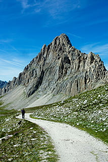 stezka, hora, výlet, letní, Příroda, skály, hory, Procházka, průhled, Itálie, turistika, zelená, krajina, trekking, modrá obloha, prázdniny, Skála, sport, výlet kameny, silnice, horolezectví, ve formě mraků, summitu, nebe, zpětný pohled, dospělý, scén, chůze, krása v přírodě, životního stylu, skutečných lidí, jedna osoba, volnočasové aktivity, den, scenics - příroda, přistát, mimoměstské scény, plná délka, klidné scény, klid, venku, 2K, CC0, veřejná doména, bez autorských práv