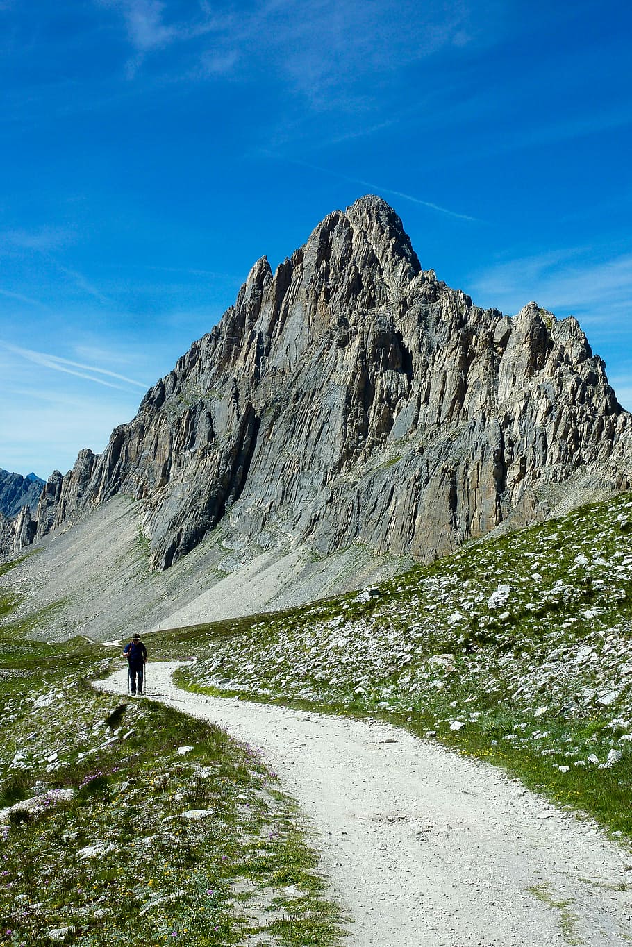 stezka, hora, výlet, letní, Příroda, skály, hory, Procházka, průhled, Itálie, turistika, zelená, krajina, trekking, modrá obloha, prázdniny, Skála, sport, výlet kameny, silnice, horolezectví, ve formě mraků, summitu, nebe, zpětný pohled, dospělý, scén, chůze, krása v přírodě, životního stylu, skutečných lidí, jedna osoba, volnočasové aktivity, den, scenics - příroda, přistát, mimoměstské scény, plná délka, klidné scény, klid, venku, 2K
