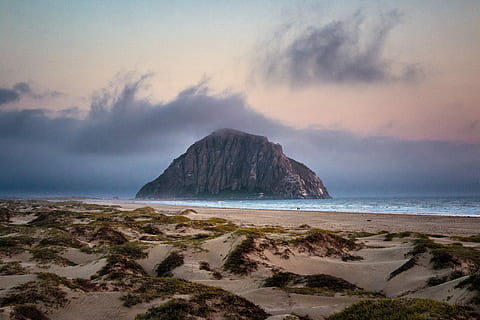 foto del paisaje, marrón, montaña, rodeado, cuerpo, agua, costa, Forma de relieve de pila, nublado, cielo, playa, apuntalar, nube, rock, mar, tierra, belleza en la naturaleza, paisajes - naturaleza, naturaleza, nube - cielo, arena, roca - objeto, movimiento, horizonte, horizonte sobre el agua, sólido, destinos de viaje, nadie, ambiente, al aire libre, pila de roca, 5K, CC0, dominio público, libre de derechos