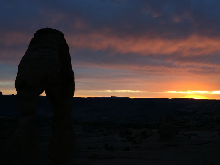 posta de sol, moab, desert, cel, núvol - cel, silueta, bellesa a la natura, color taronja, escenics - natura, naturalesa, escena tranquil·la, tranquil·litat, gent, estils de vida, sòlid, de peu, persones reals, a l'aire lliure, rock, homes, activitat d'oci, rock - object, 2K