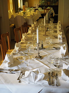 spisestue, bryllup bord, bord, bryllup, dekoration, banket, romantik, dække over, fest, hal, bestyrelse, vinglas, glas, sted indstilling, indstilling, indendørs, mad og drikke, husholdningsudstyr, forretning, dug, restaurant, glas - materiale, drikkeglas, sæde, spisebord, plade, møbel, arrangement, begivenhed, ingen mennesker, luksus, forberedelse, porcelæn, 4K, CC0, offentligt domæne, royaltyfrie