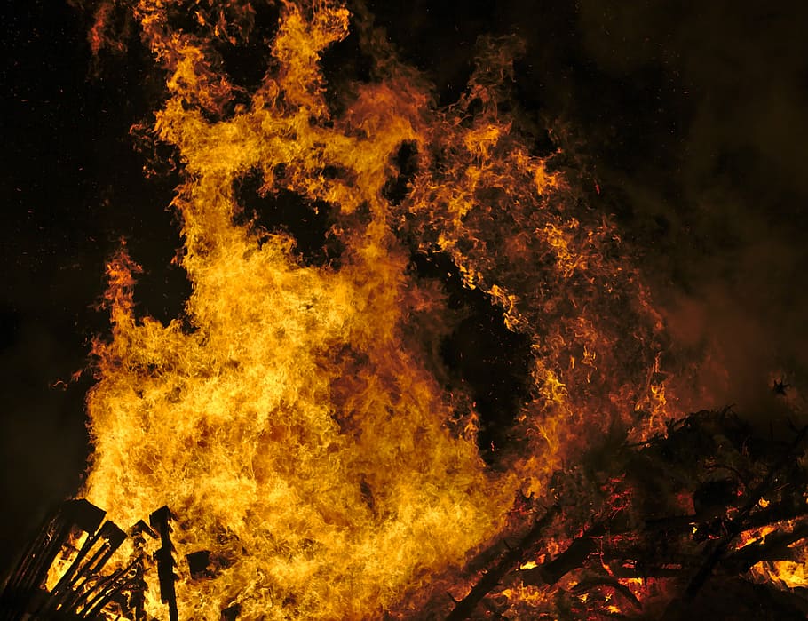 flama vermella, foc, flames, calenta, cremar, calor, foguera, infern, Armageddon, foc - fenomen natural, flama, calor - temperatura, cremant, vermell, nit, color taronja, senyal d'advertència, comunicació, moviment, cap gent, brillant, naturalesa, destrucció, fum - estructura física, signe, a l'aire lliure, accidents i desastres, explosió, esdeveniment, 2K