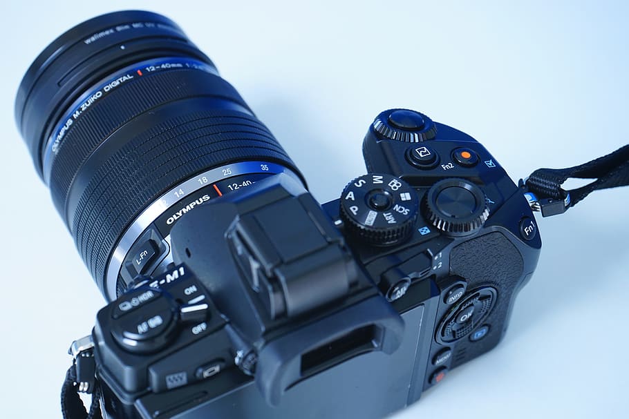 càmera, olympus, càmera digital, fotografia, fabricant, càmera slr, e-m1, tecnologia, blau, primer pla, temes de fotografia, càmera - equip fotogràfic, lent - instrument òptic, salut i medicina, comunicació, equip fotogràfic, a l'interior, cap gent, ciència, equipament, color negre, fons blanc, tir de l'estudi, tallar, natura morta, fons blau, 5K