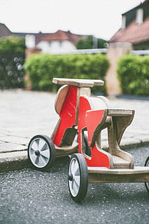 niñito, rojo, marrón, de madera, juguete para montar, hormigón, pavimento, phoot, gris, superficie, transporte, centrarse en primer plano, día, arquitectura, juguete, estructura construida, nadie, modo de transporte, al aire libre, naturaleza, exterior del edificio, ciudad, vehículo terrestre, ausencia, parque, sendero, triciclo, calle, rueda, 5K, CC0, dominio público, libre de derechos